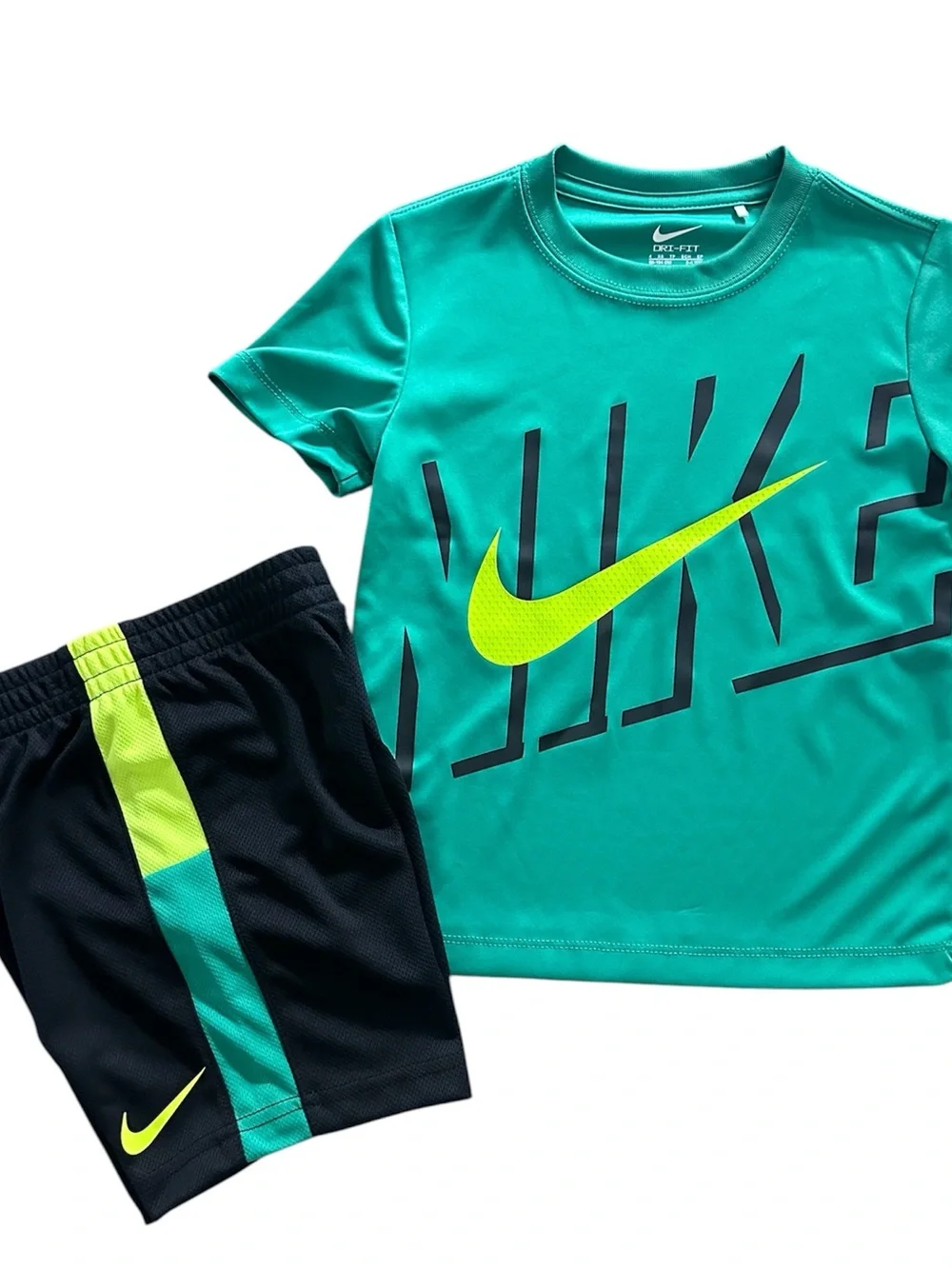Nike Green & Neon Yellow Boys' Athletic Tee and Shorts Set NWT Boys Size 4 - Picture 3 of 3